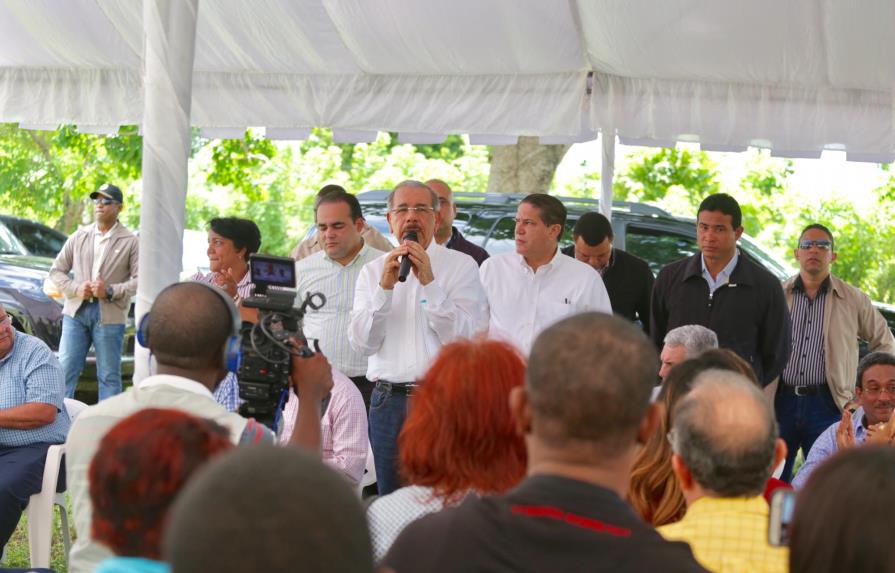 Danilo Medina autoriza financiamiento a apicultores de San Pedro de Macorís