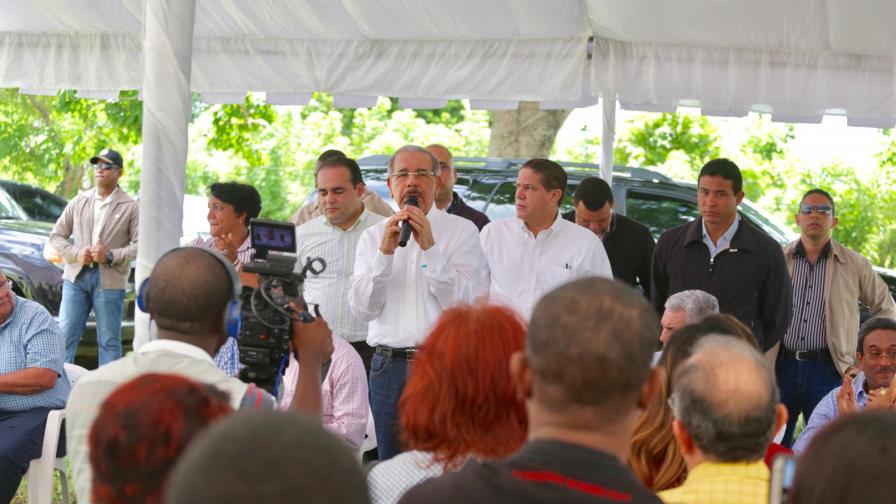 Danilo Medina autoriza financiamiento a apicultores de San Pedro de Macorís