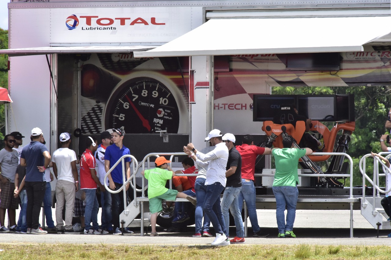 Las personas hacían fila para probar un simulador de la Fórmula 1