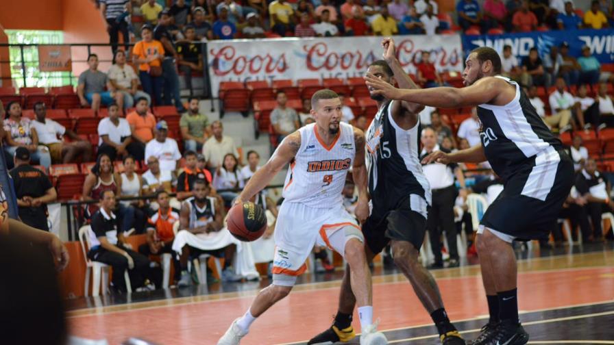 Los Indios se imponen a los Huracanes; se mantienen en la segunda posición