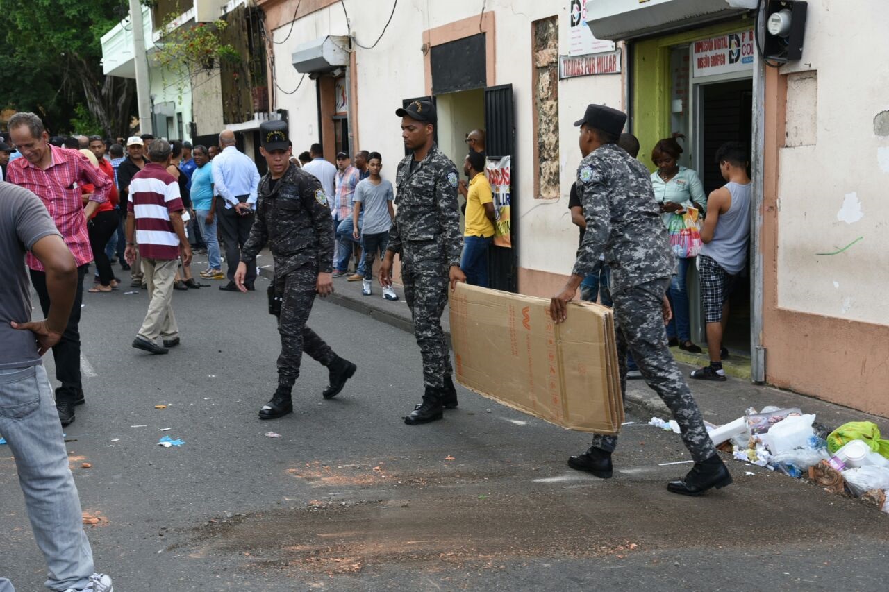 Propietarios de comercios de la calle Arzobispo Meriño de la Ciudad Colonial protestaron esta mañana contra el impedimento de parqueo de vehículos en esa vía que dicen mantiene la Autoridad Metropolitana de Transporte.