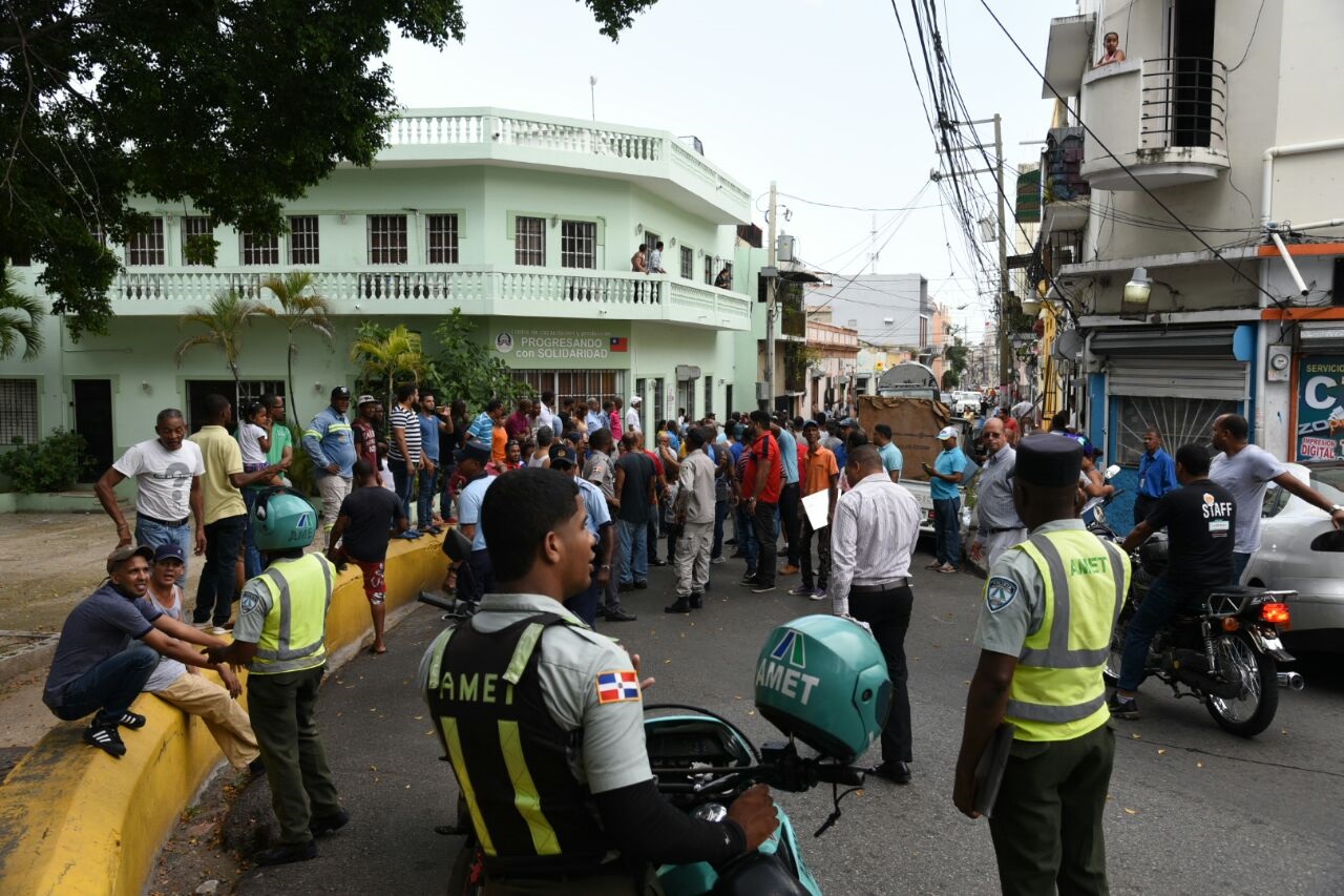 Propietarios de comercios de la calle Arzobispo Meriño de la Ciudad Colonial protestaron esta mañana contra el impedimento de parqueo de vehículos en esa vía que dicen mantiene la Autoridad Metropolitana de Transporte.