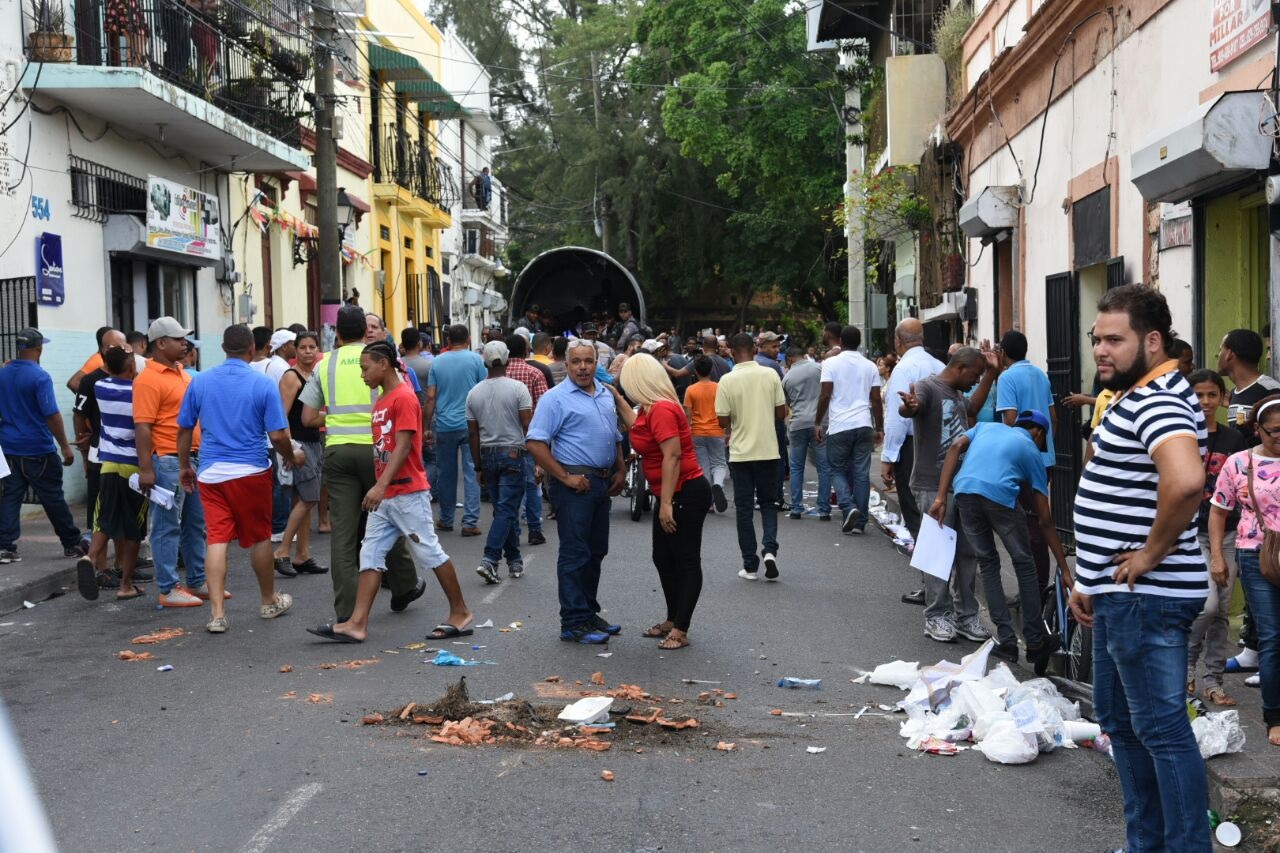 Propietarios de comercios de la calle Arzobispo Meriño de la Ciudad Colonial protestaron esta mañana contra el impedimento de parqueo de vehículos en esa vía que dicen mantiene la Autoridad Metropolitana de Transporte.