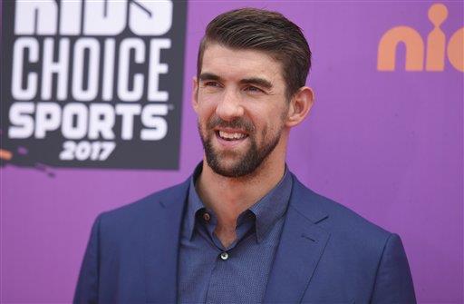 Michael Phelps pierde apretada carrera ante tiburón de simulación 