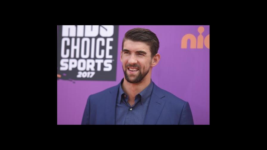 Michael Phelps pierde apretada carrera ante tiburón de simulación 