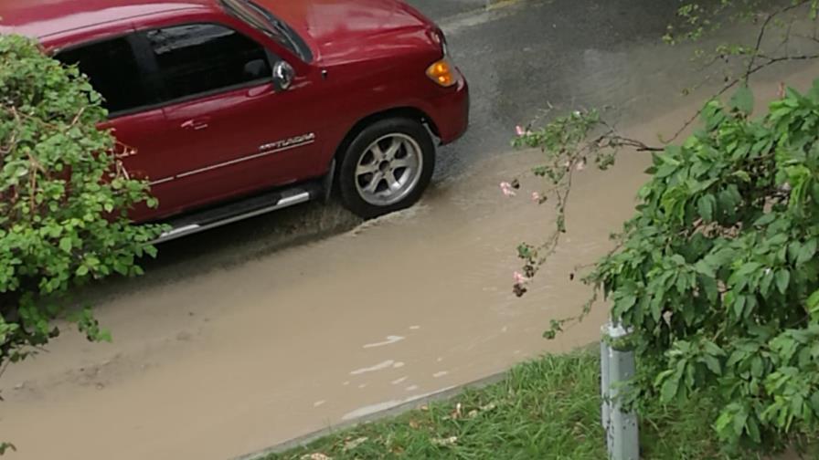 Exigen asfaltado de calle Gustavo Mejía Ricart