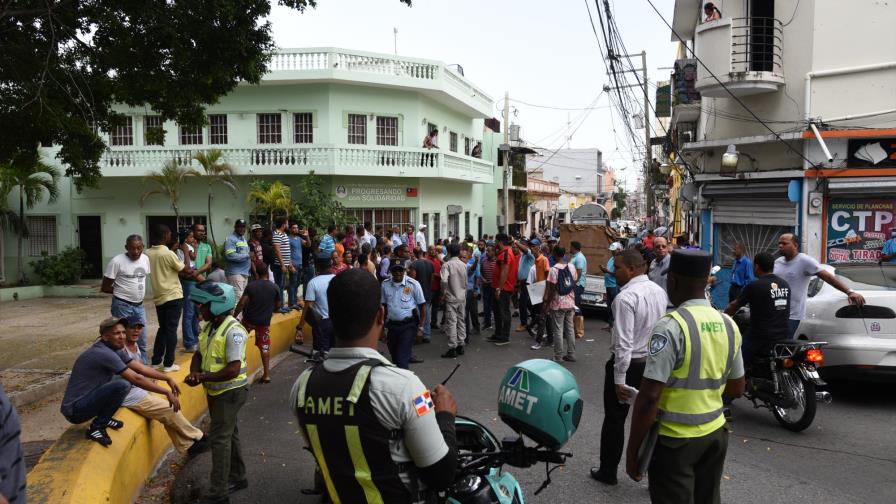 Comerciantes objetan se impida parqueos en la Zona Colonial