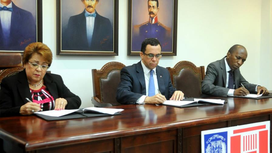 Invertirán RD$10,000 millones en la formación de maestros