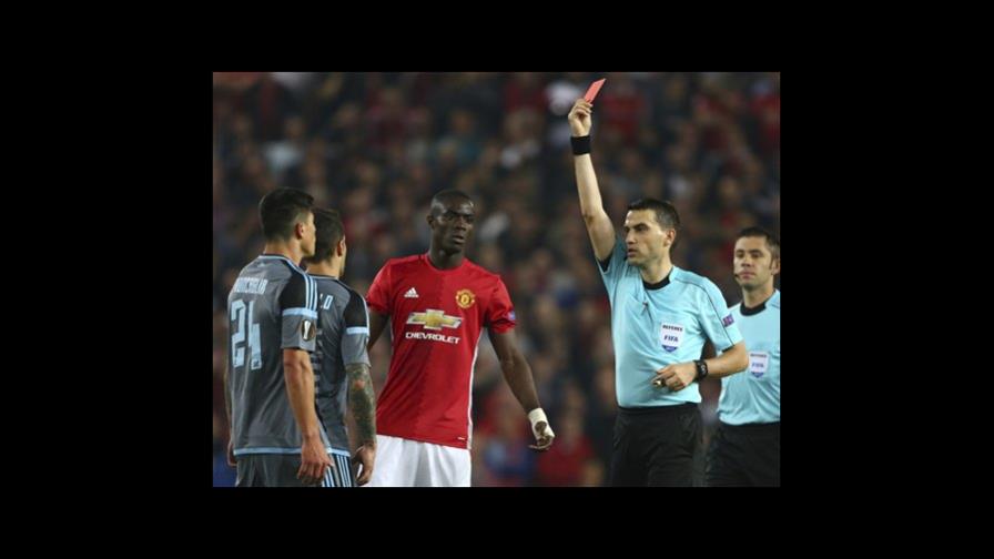 Eric Bailly, del Man United, es suspendido y se perderá Supercopa 