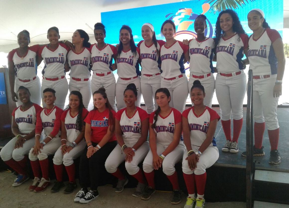 El equipo dominicano que venció a Argentina en su debut en el torneo mundial sub-19 de sóftbol femenino que se celebra en La Florida.