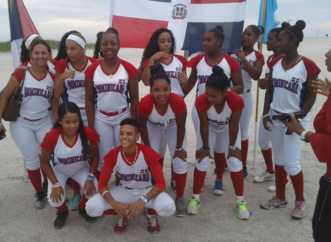 El equipo dominicano que venció a Argentina en su debut en el torneo mundial sub-19 de sóftbol femenino que se celebra en La Florida.