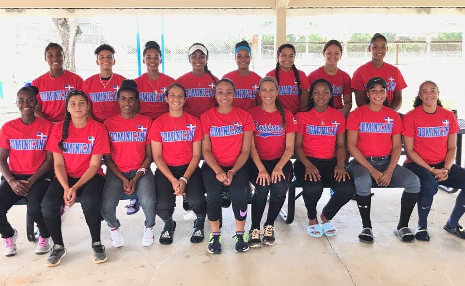 El equipo dominicano que venció a Argentina en su debut en el torneo mundial sub-19 de sóftbol femenino que se celebra en La Florida.