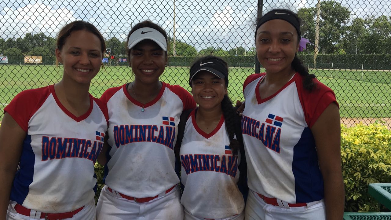 Desde la derecha, Angelina Pascual, Suehellen Lecaros, Daniela Bautista y  Jayla Alexa Pérez de destacada actuación en el partido que Dominicana venció a Argentina.