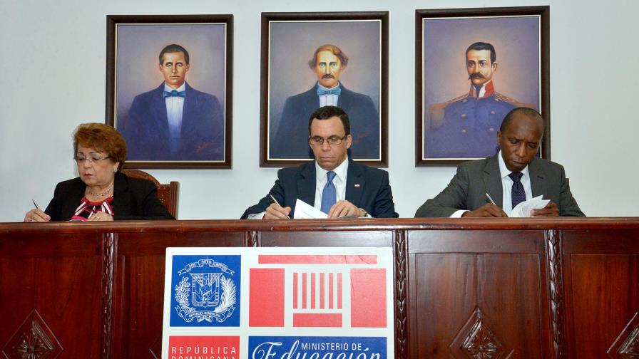 Acuerdan formar 20,000 maestros de excelencia