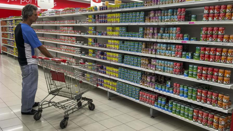 Venezolanos se abastecen para huelga de 48 horas durante jornada de protestas