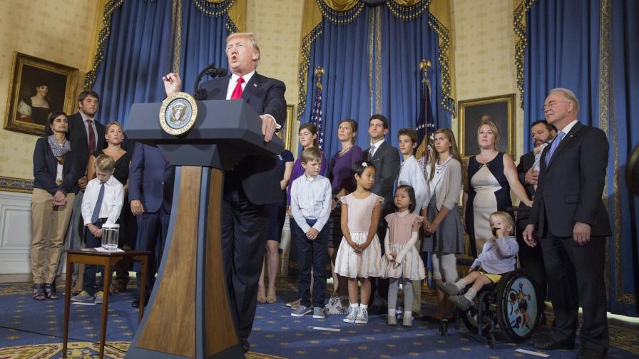 Trump se impacienta y presiona a republicanos para que aprueben ley de salud