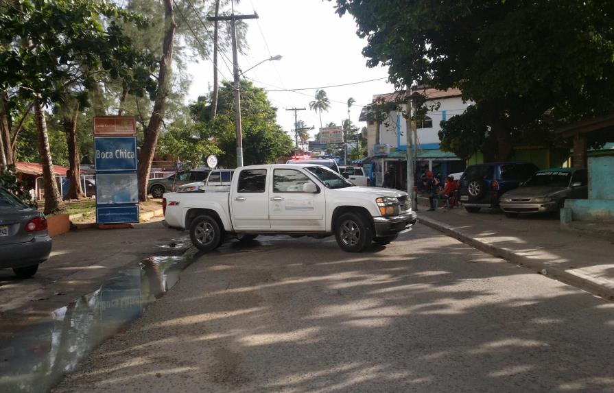Comerciantes de Boca Chica denuncian ola de atracos y “macuteo” policial 