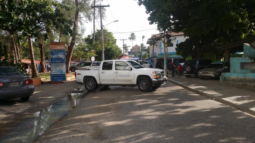 Comerciantes de Boca Chica denuncian ola de atracos y “macuteo” policial 