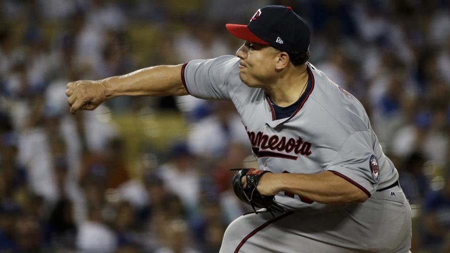 Bartolo Colón se mantendrá en la rotación de Minnesota
Colón, quien abrirá el domingo en Oakland, también le restó importancia a un informe de ESPN según el cual estaba contemplando el retiro. Al contrario, reiteró que estaba apuntando a seguir lanzando en el 2018 para mantener la promesa que le hizo a su madre, Adriana, quien murió en el 2014.
“No pienso mucho en eso”, dijo Colón. “Esas cosas son así. Pero yo sí le prometí algo a mi mamá y quiero cumplirlo. El año que viene podría ser el año, pero tengo que cumplirse esa promesa a mi mamá. Lo que le prometí antes de que muriese es que iba a lanzar hasta los 45”.
Colón lanzó 64 pitcheos, 44 de ellos en strike, y fue retirado por un bateador emergente en el sexto inning. No dio boletos y ponchó a dos.