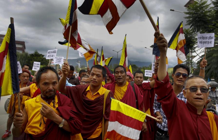 Monjes budistas protestan para exigir reconstrucción de templos en Nepal