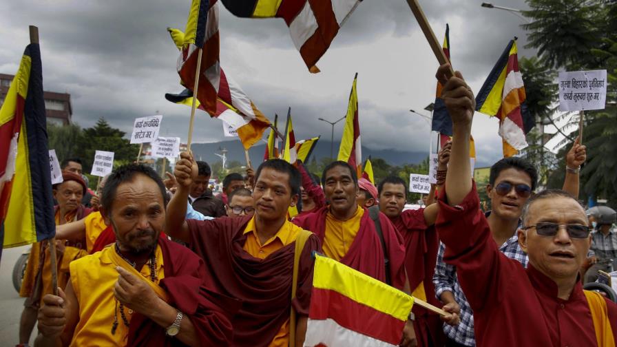 Monjes budistas protestan para exigir reconstrucción de templos en Nepal