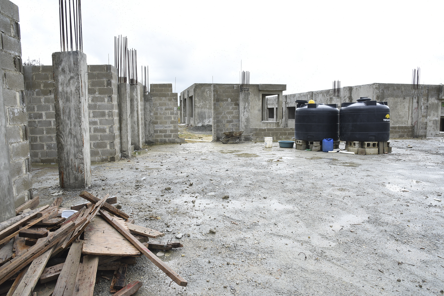 La escuela esta a medio construir