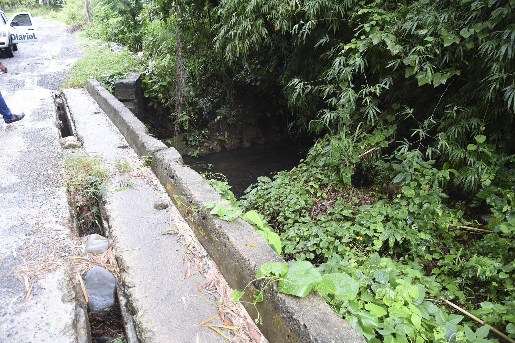 El puente que incomunica cuando llueve