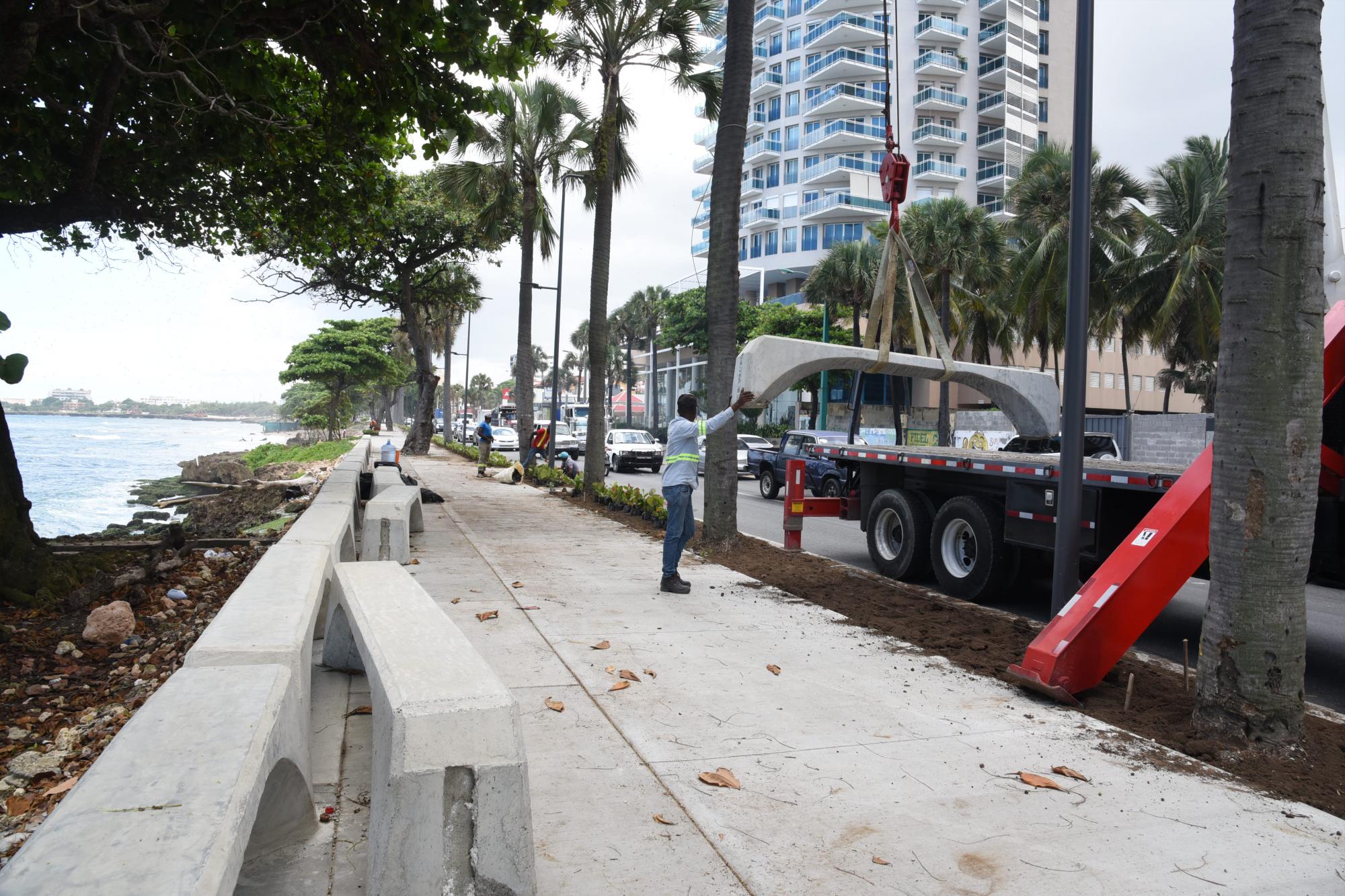 Trabajadores retiran bancos