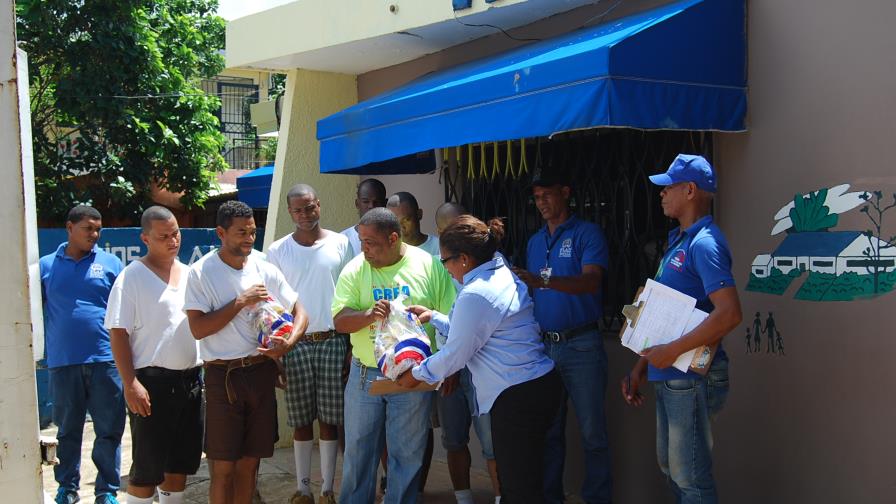 Plan Social entrega más de mil raciones de alimentos secos a Hogares Crea 