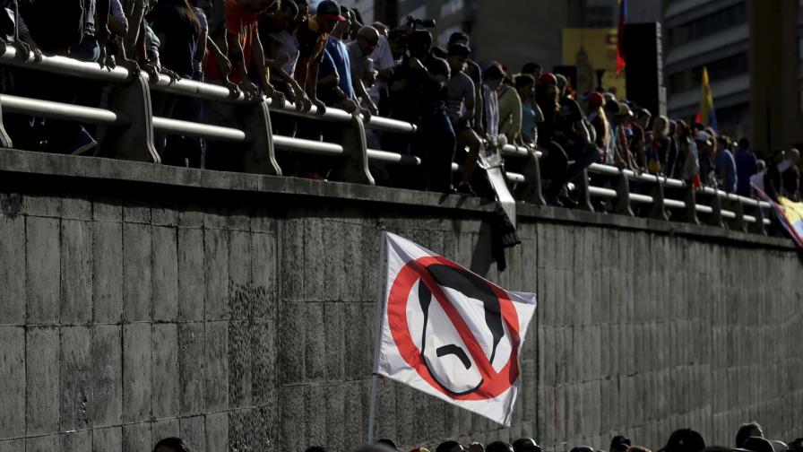 Angustiados, venezolanos aguardan huelga de 48 horas en ultimátum a Maduro