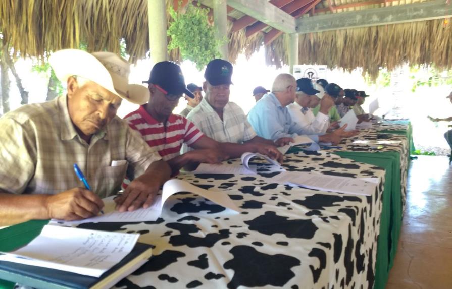 Firman convenio con ganaderos de las regiones Sur y Este para el establecimiento de fincas demostrativas