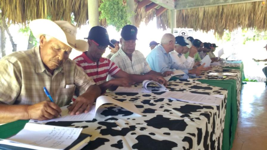 Firman convenio con ganaderos de las regiones Sur y Este para el establecimiento de fincas demostrativas Firman convenio con ganaderos de las regiones Sur y Este para el establecimiento de fincas demostrativas