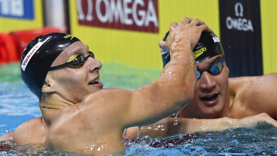 El oro y récord mundial para equipo mixto estadounidense en el 4x100m estilos