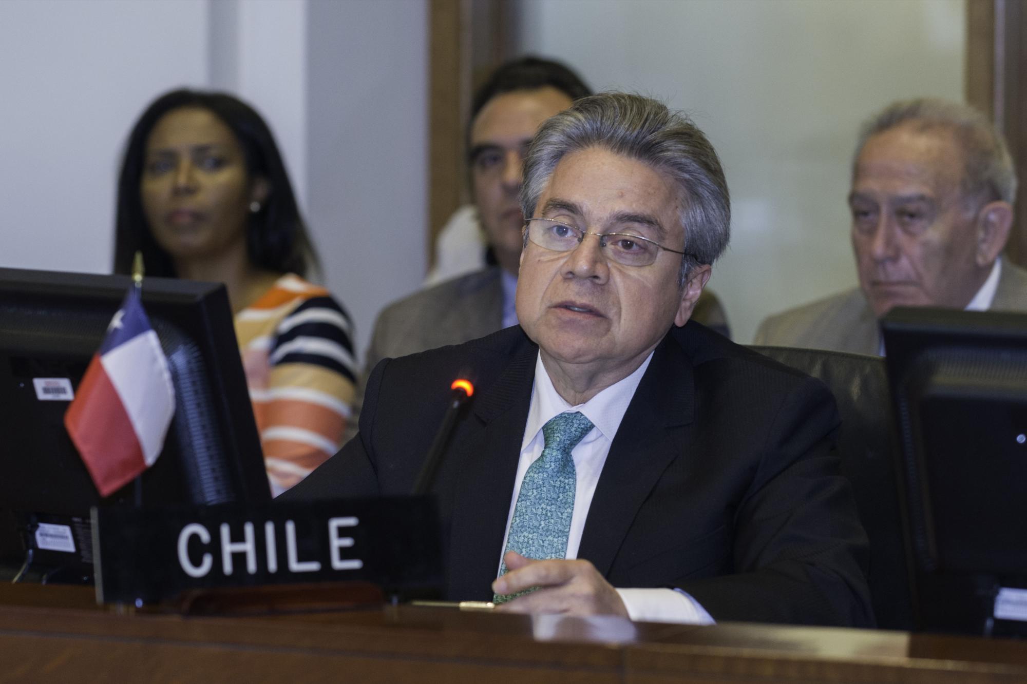 Fotografía cedida en donde aparece el representante permanente de Chile ante la Organización de los Estados Americanos (OEA), Juan Aníbal Barría, hablando durante una sesión regular del Consejo Permanente hoy, miércoles 26 de julio 2017, en la sede del organismo en Washington, DC. 