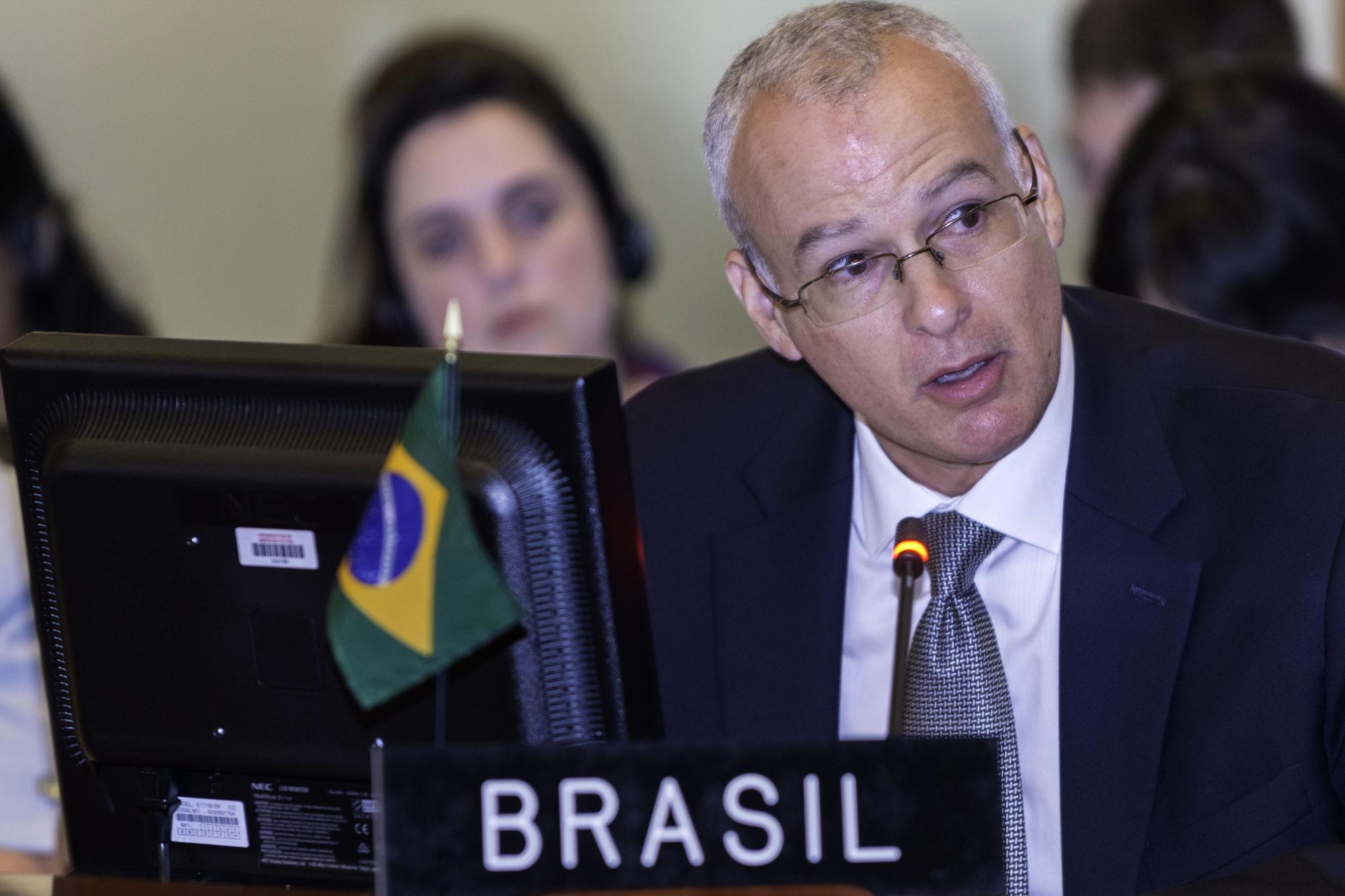 WASHINGTON (DC, EEUU). Fotografía cedida en donde aparece el representante permanente de Brasil ante la Organización de los Estados Americanos (OEA), José Luiz Machado e Costa, hablando durante una sesión regular del Consejo Permanente hoy, miércoles 26 de julio 2017, en la sede del organismo en Washington, DC. 