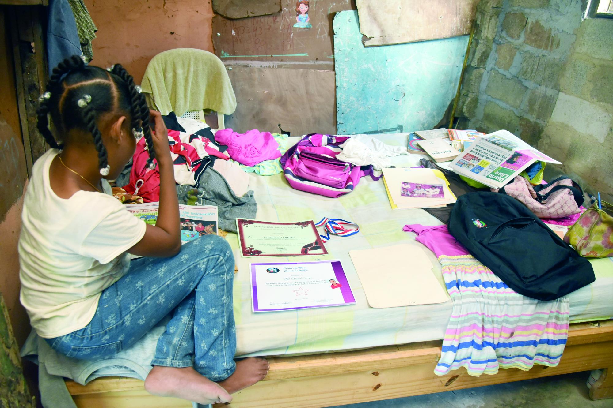 En esta cama duermen la madre y sus dos hijos y cuando llueve el agua se cuela por el zinc.