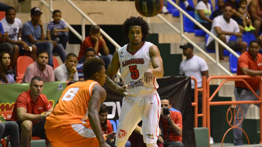 Los Leones derrotan a los Cañeros e igualan en primero