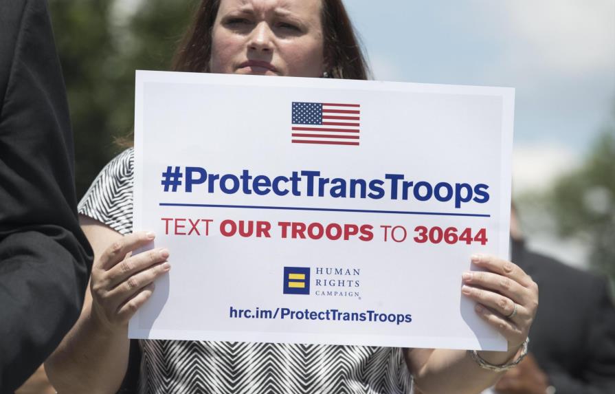 Fuertes reacciones a decisión de Trump de prohibir transexuales en el ejército