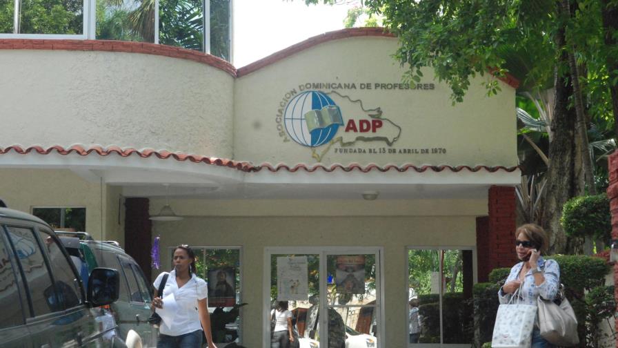 Miles de maestros tienen dos meses que no cobran, Minerd bloqueó sus cuentas 