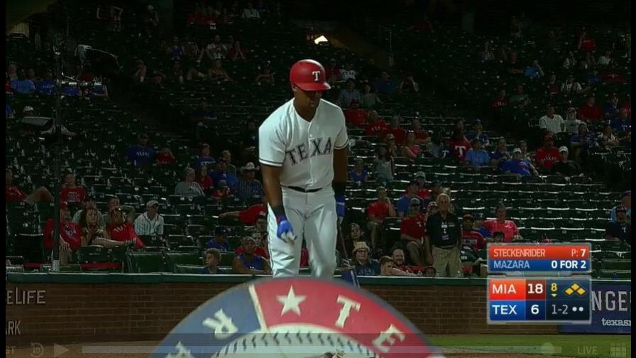 VIDEO: Expulsan a Adrián Beltré por mover el círculo de espera