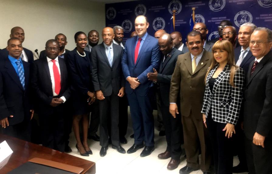 Senador revela 233 emisoras haitianas interfieren en la frontera dominicana