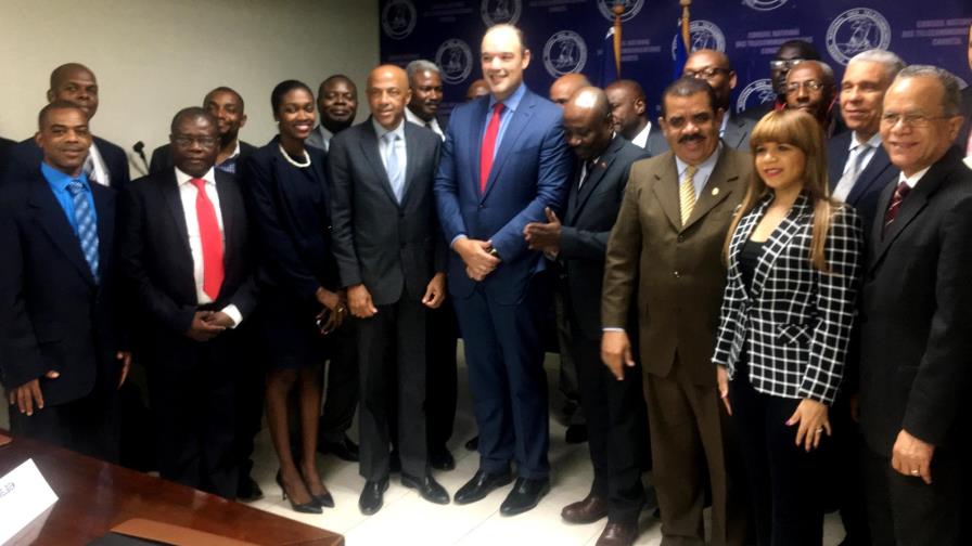 Senador revela 233 emisoras haitianas interfieren en la frontera dominicana Senador revela 233 emisoras haitianas interfieren en la frontera dominicana