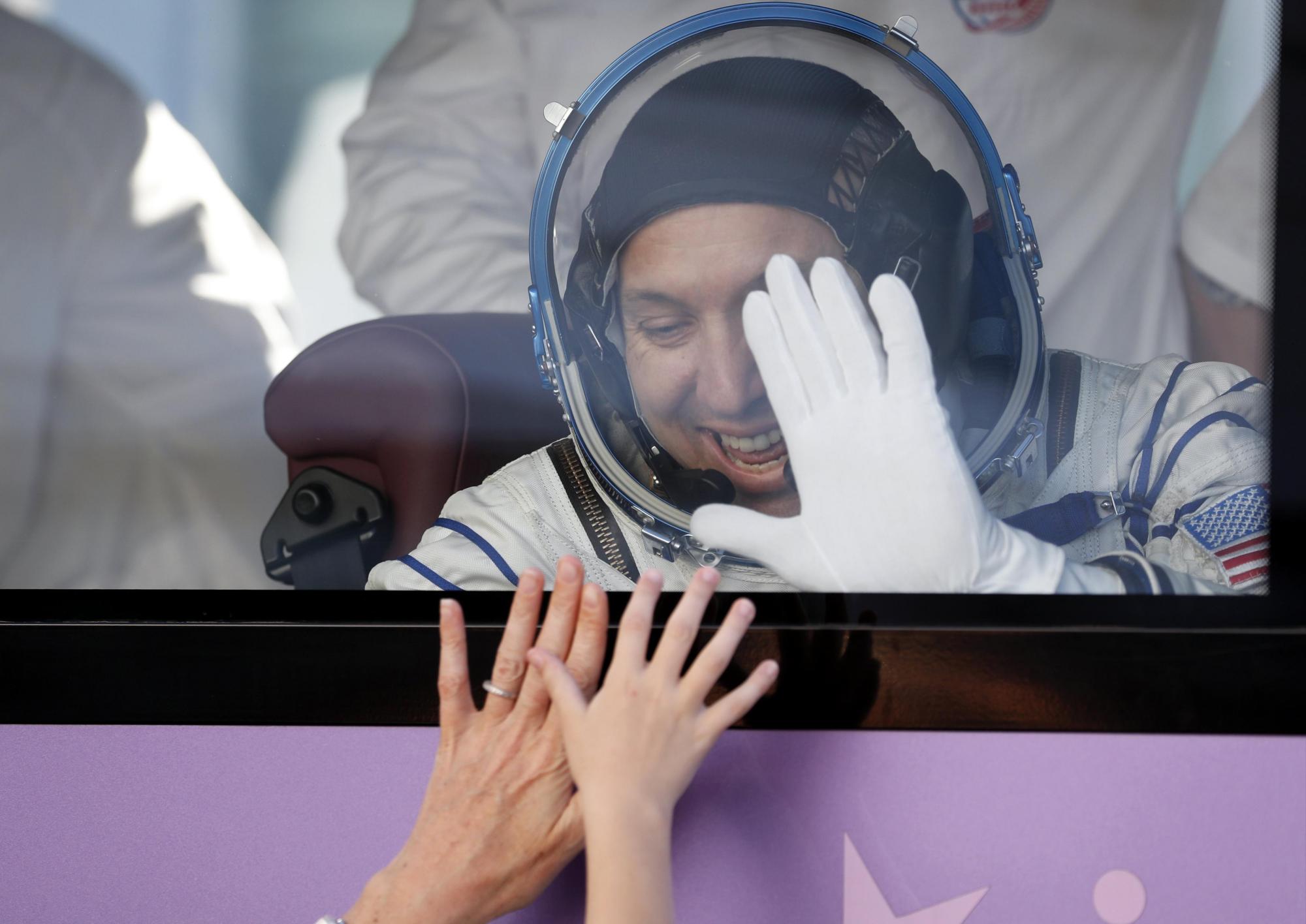 El astronauta de la Expedición 52-53 de la NASA Randy Bresnik saluda a su familia antes del lanzamiento de la nave espacial Soyuz MS-05.