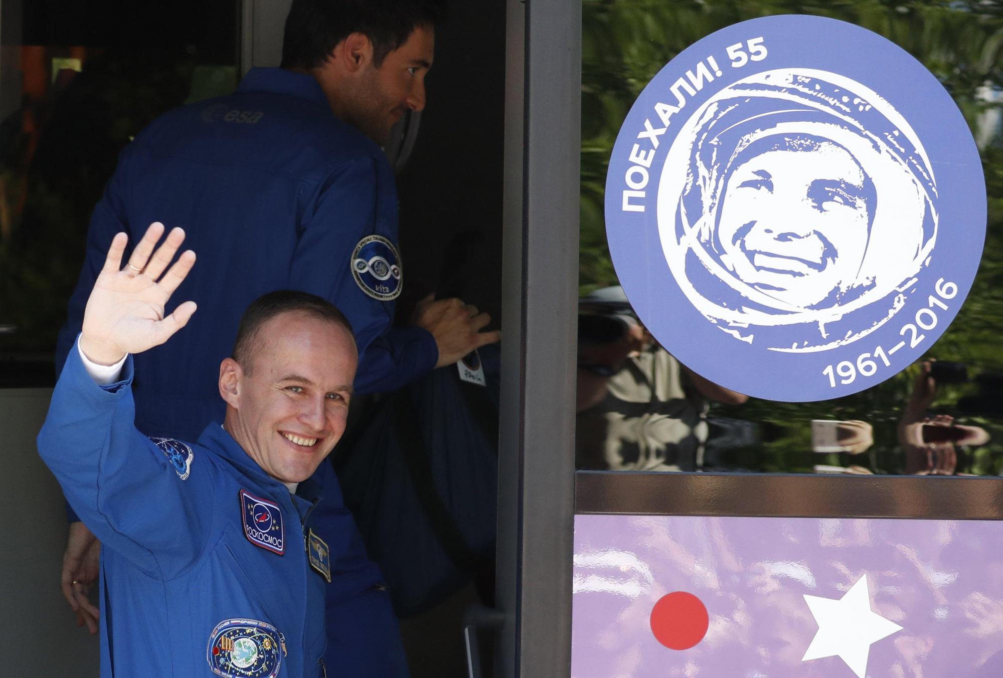 El astronauta de la Expedición 52-53 de la NASA Sergey Ryazanskiy saluda antes del lanzamiento de la nave espacial Soyuz MS-05.