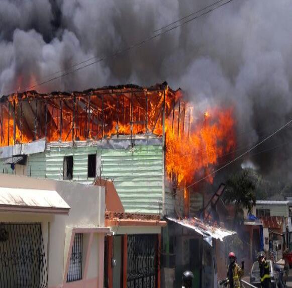 Fuego esfuma pensión en Santiago y habitantes agreden a los bomberos