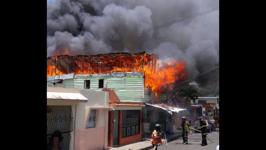Fuego esfuma pensión en Santiago y habitantes agreden a los bomberos