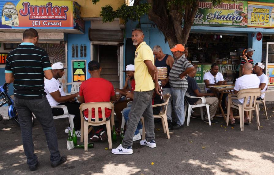 Dominicanos celebraron a  los padres su día con regalos