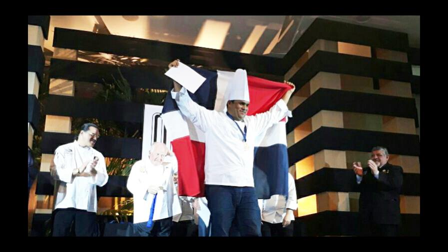 Edgar Severino gana medalla de plata en la “Copa Culinaria Internacional de las Américas”
