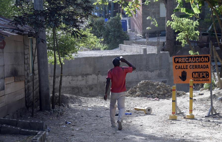 Residentes de Tamboril reclaman reparación de calles y agua potable 