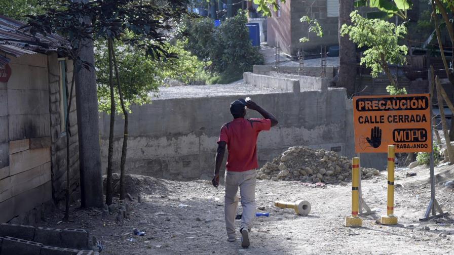 Residentes de Tamboril reclaman reparación de calles y agua potable 